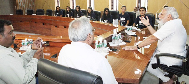 Source: Wikimedia Commons (CC). Narendra Modi with American-Indian youngsters