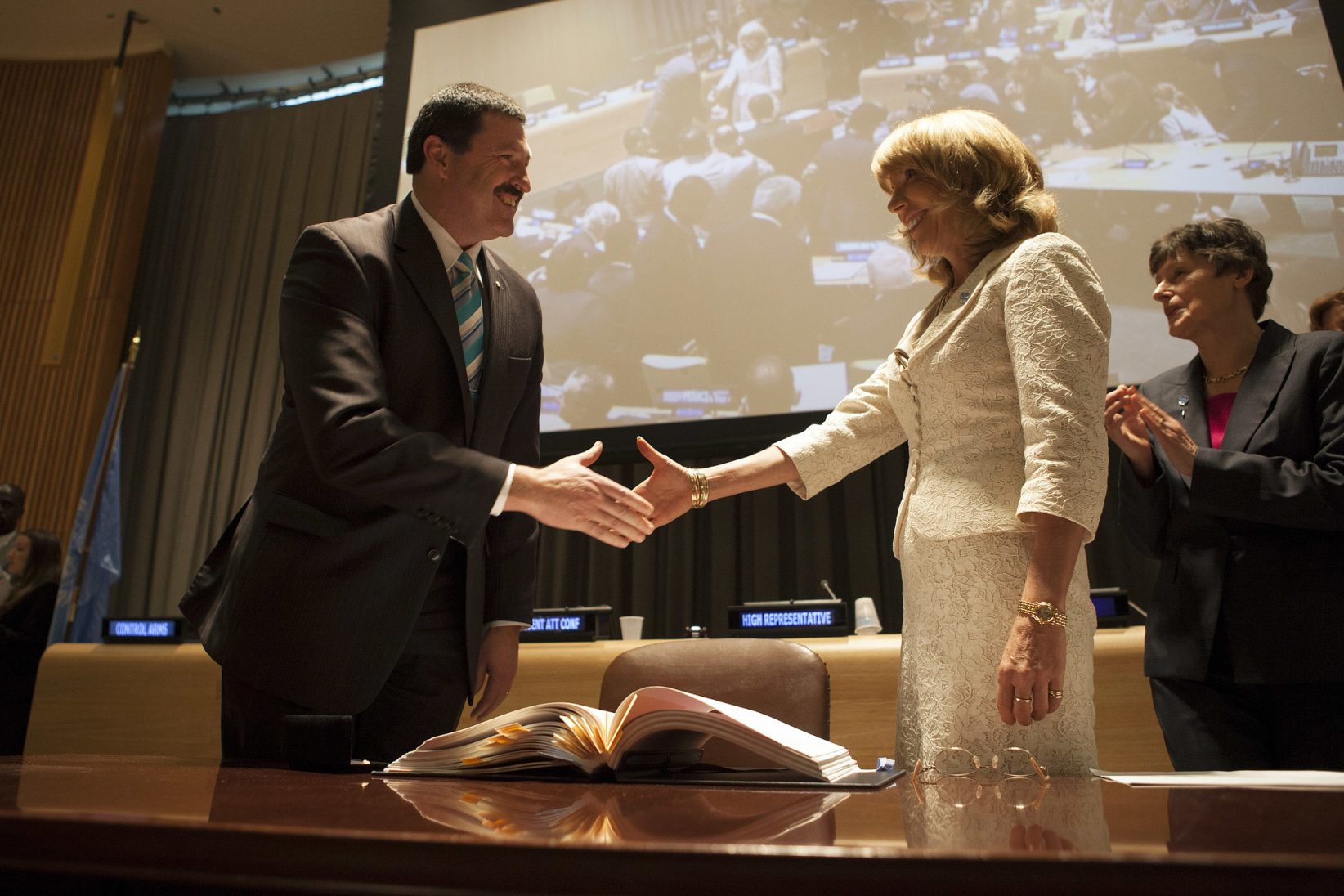 Australia's then Assistant Minister of Defence Mike Kelly signs the Arms Trade Treaty. Source: Flickr Creative Commons (Control Arms)