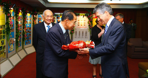 Former Minister for Foreign Affairs and Trade, Stephen Smith presents a gift to Professor Praphan Phanuphak, then TACHIN Co-Director. Image Credit: Flickr (DFAT) Creative Commons. 