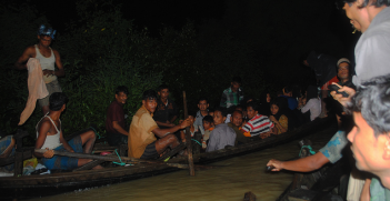 Arakanese muslims trying to cross the border into Bangladesh to escape violence in Myanmar on 30 July 2012. Image credit: Flickr (IHH Humanitarian Relief Foundation) Creative Commons.