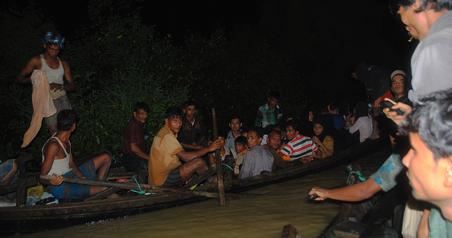 Arakanese muslims trying to cross the border into Bangladesh to escape violence in Myanmar on 30 July 2012. Image credit: Flickr (IHH Humanitarian Relief Foundation) Creative Commons.