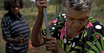 Beverly Luck and Angelina Luck hunting for goanna on their traditional 350kms north east of Alice Springs. Photo Credit: Flickr (Rusty Stewart) Creative Commons