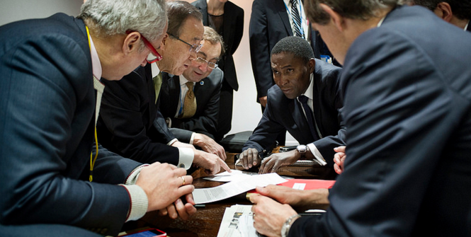 Recent discussions on the text, one hour before it is presented to the committee of Paris, Ban Ki Moon and the UN team, and François Delattre, Ambassador, Permanent Representative of France to the United Nations. Photo Source: COP 21 (Flickr). Creative Commons.