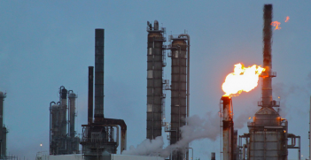 Distillation towers and flare. Photo Source: Roy Luck (Flickr),. Creative Commons.