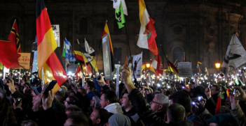 Jahrestag PEGIDA 2015. Photo Source: strassenstriche.net (Flickr). Creative Commons.