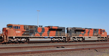 A loaded BHP train at Nelson Point yard, Port Hedland, WA. Photo source: Bahnfrend (Wikimedia). Creative Commons. 