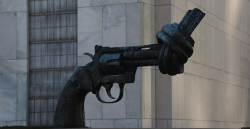 Knotted Gun sculpture outside the UN Headquarters in New York. Photo source: Martin Frey (Flickr). Creative Commons,