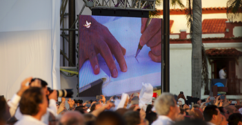 President Santos signs the peace deal with FARC Photo Credit: US State Dept. (Flickr) Creative Commons