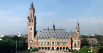 Peace Palace in The Hague. Yeu Ninje (Wikimedia Commons).