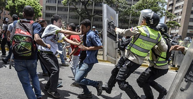 Riot police in Venzuela - Photo from EAN News Twitter account