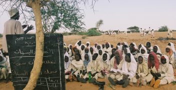 Darfour, camp pour personnes déplacées. Les enfants du camp  ont accès à des cours.
Darfur, camp for displaced persons. Children attending classe.