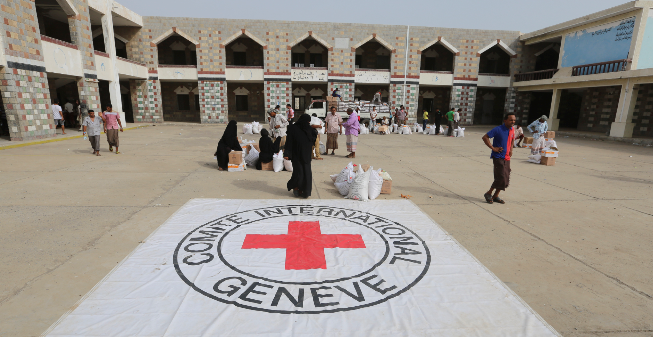 Displaced people receive food parcels from the ICRC in Hodeida. Source: ICRC.