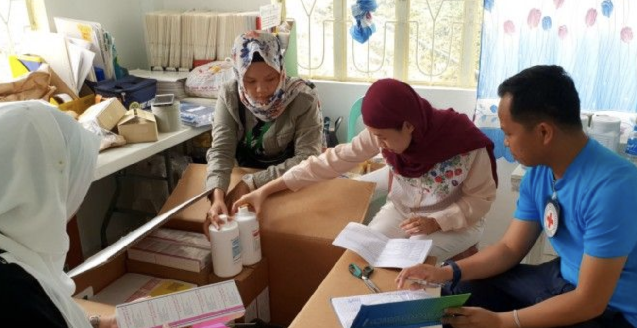 Members of the ICRC work to distribute aid to internally displaced people in Lanao Del Sur, Philippines. Source: ICRC