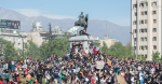 Protesters gather in Plaza Baquedano, Santiago on 22 October 2019. Photo: Carlos Figueroa, Wikimedia, https://bit.ly/2pVTIIf