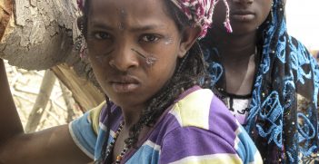 Est du Burkina Faso, Province de Kompienga. Lors d’une distribution de secours à des personnes déplacées organisée par le CICR et la Croix-Rouge Burkinabé, chaque famille reçoit des biens de première nécessité et de la nourriture.
East of Burkina Fasso, Kompienga province. During an aid distribution to displaced persons organized by the ICRC and the Burkinabé Red Cross Society, each family receives essentials and some food.
Pour faciliter leur réinstallation, chaque famille reçoit des biens de première nécessité, notamment  des ustensiles de cuisine, des bâches, des nattes, des pagnes, des moustiquaires, des seaux, des jerricanes, du savon, des articles d’hygiène personnelle.
Par ailleurs, comme les réserves de nourriture ont été détruites, les familles reçoivent aussi un peu de nourriture composée de mil, huile, haricots, sucre et sel pouvant couvrir leurs besoins pour une durée estimée à environ deux mois.
Dans la province de Kompienga, à l’Est du Burkina Faso, des affrontements intercommunautaires ont occasionné un déplacement de près de 2'000 éleveurs. Les habitations et les greniers ont été incendiés au mois de janvier. Depuis, certaines personnes ont été contraintes de dormir à la belle étoile, sans moyens de subsistance véritables.  
Suite à une évaluation des besoins, le Comité international de la Croix-Rouge (CICR) et la Croix-Rouge burkinabé ont entamé le 28 février une assistance dans trois villages situés à proximité de Pama, chef-lieu de la province.
Les responsables du CICR et de la Croix-Rouge du Burkina Faso arrivés à Pama discutent des derniers détails de l’organisation de la distribution.
Les autorités locales et les représentants des deux communautés adressent des mots de remerciement aux équipes de la Croix-Rouge. 
A travers leurs différentes interventions, tous ont exhorté au pardon et à l’apaisement des tensions entre ces communautés qui cohabitent depuis très longtemps sur le même territoire.  
Cette assistance ponctuelle vise à aider les éleveurs à reprendre petit à petit leur mode de vie traditionnelle. Les familles de retour sur leur lieu d’origine doivent souvent reconstruire leur maison. 
Cette opération humanitaire contribue aussi à la coexistence pacifique entre les communautés qui doivent se partager les maigres ressources naturelles de cette région aride de l’Afrique sub-saharienne.