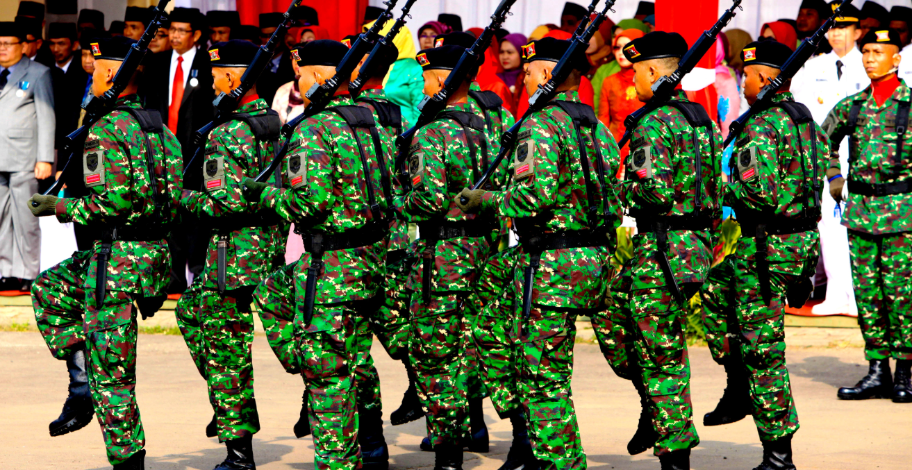 Indonesian army soldiers. Source:  https://bit.ly/2Qz0e2m