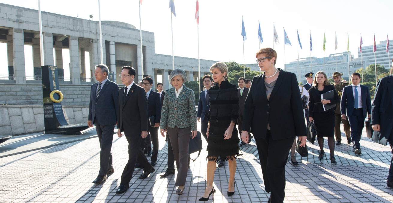 General Director of the War Memorial of Korea Lee Young-gye, ROK Defence Minister Song Young-moo, ROK Foreign Minister, Kang Kyung-wha, Foreign Minister Julie Bishop, Defence Minister Marise Payne walking into the War Memorial of Korea in 2017. Source: DFAT/Jeong Yeonho https://bit.ly/2TAkMcE