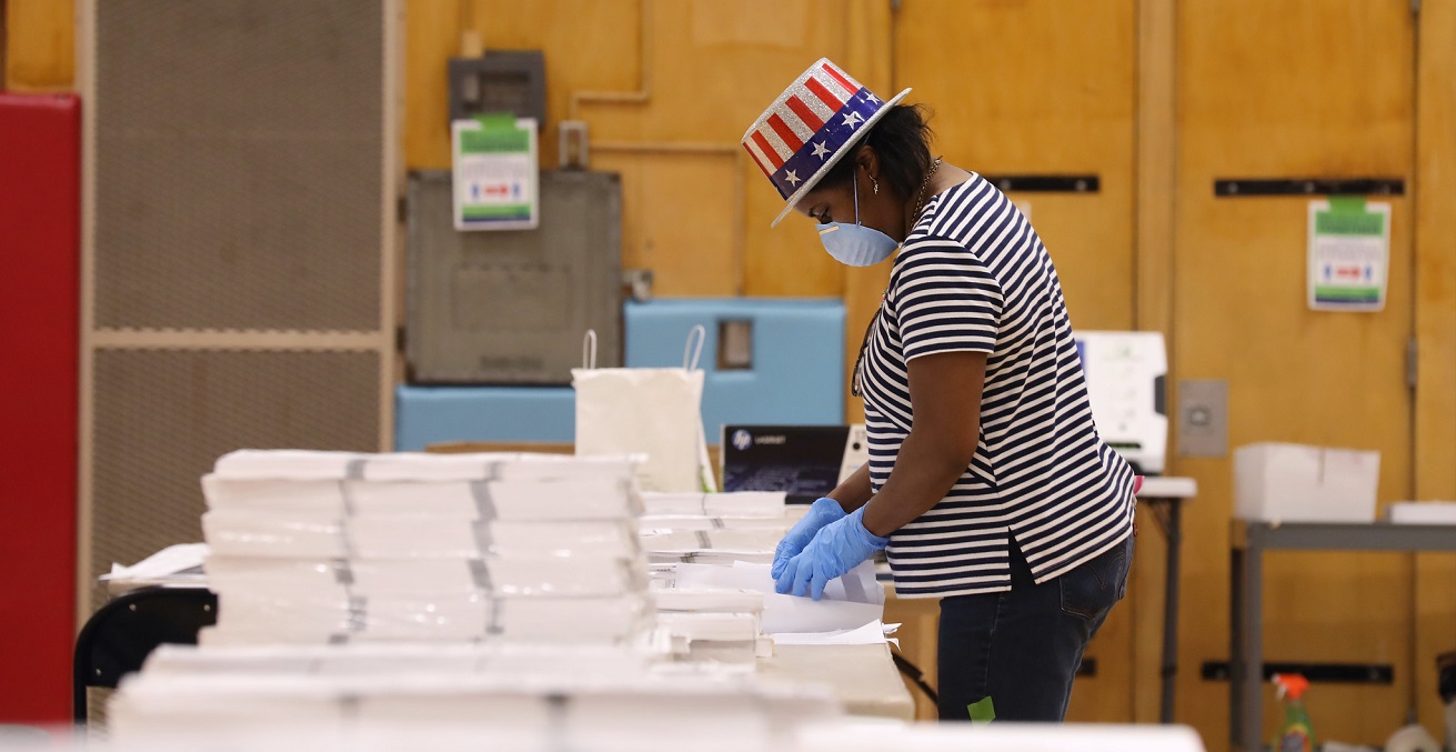 Poll worker Alicia Walker works at Marshall High School in Milwaukee on April 7, 2020. Source: Coburn Dukehart/Wisconsin Watch https://bit.ly/2SEhZ1l