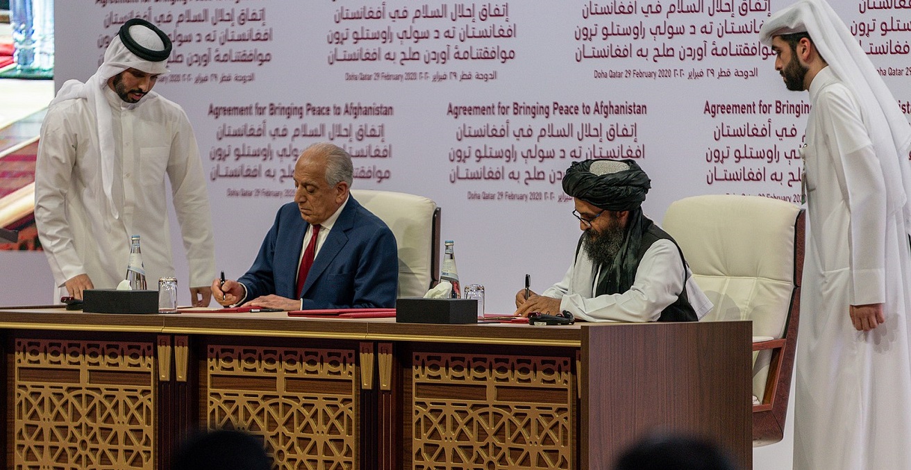 US representative Zalmay Khalilzad (left) and Taliban representative Abdul Ghani Baradar (right) sign the peace agreement in Doha, Qatar on February 29, 2020
Source: Nick-D, https://bit.ly/3knJHLb