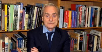 Sir Harold Evans stands in front of a bookcase. Source: David Shankbone https://bit.ly/3nz8j63