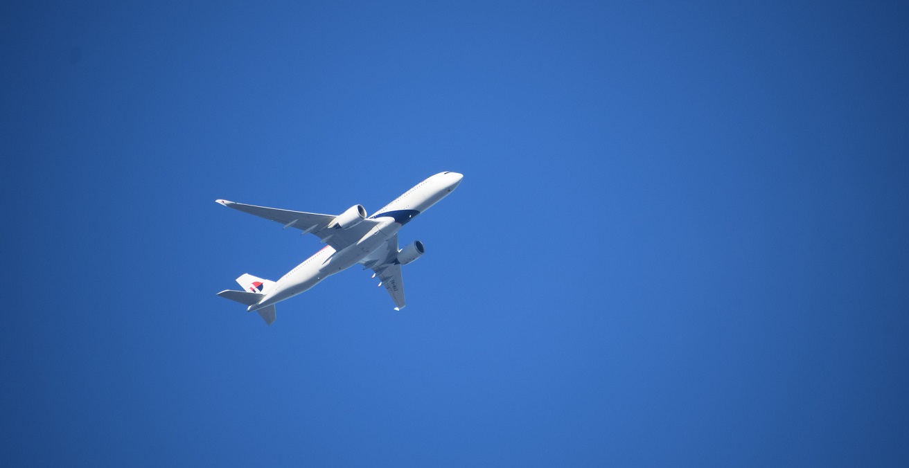 Dalston London Air Travel Aeroplane. Source: photographer695 https://bit.ly/3n0TWXd